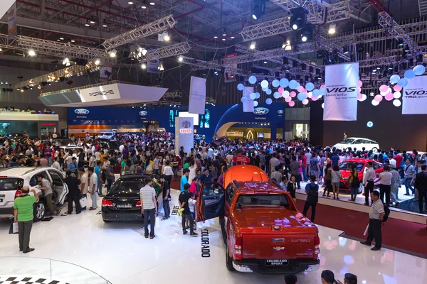 People and cars in exhibition Vietnam motoshow ( Auto Show ) 2014 at SECC Phu My Hung, district 7, Ho Chi Minh City — Stock Photo, Image