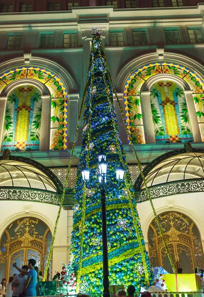 Noel ağacı Birliği kare, şehir merkezinde Saygon önünde topları tarafından dekore edilmiş.