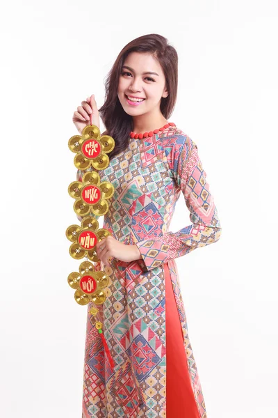 Hermosa mujer vietnamita con impresión ao dai celebración de la suerte decorar el objeto para celebrar el año nuevo lunar —  Fotos de Stock