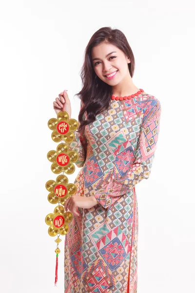 Mooie Vietnamese vrouw dragen indruk ao dai houden gelukkige versieren object voor vieren nieuwe maanjaar — Stockfoto