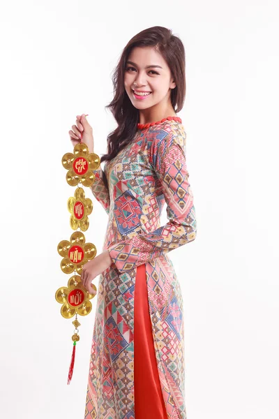 Mooie Vietnamese vrouw dragen indruk ao dai houden gelukkige versieren object voor vieren nieuwe maanjaar — Stockfoto