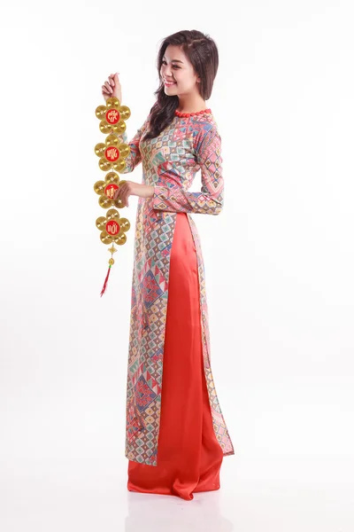 Güzel Vietnamca kadın giyiyor izlenim ao dai şanslı tutan nesne için dekore ay yeni yıl kutlamak