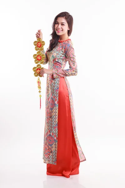 Mooie Vietnamese vrouw dragen indruk ao dai houden gelukkige versieren object voor vieren nieuwe maanjaar — Stockfoto