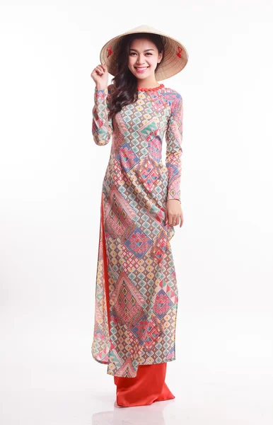 Güzel Vietnamca genç ve kadın ile gelenek modern ao dai palmiye yaprak koni şapka