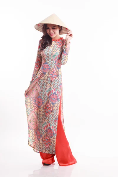 Güzel Vietnamca genç ve kadın ile gelenek modern ao dai palmiye yaprak koni şapka