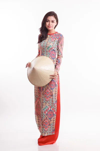 Beautiful Vietnamese young woman with tradition modern ao dai and palm-leaf conical hat — Stock Photo, Image