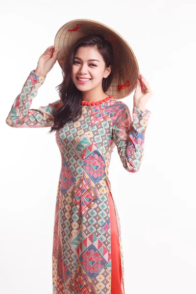 Beautiful Vietnamese young woman with tradition modern ao dai and palm-leaf conical hat — Stock Photo, Image