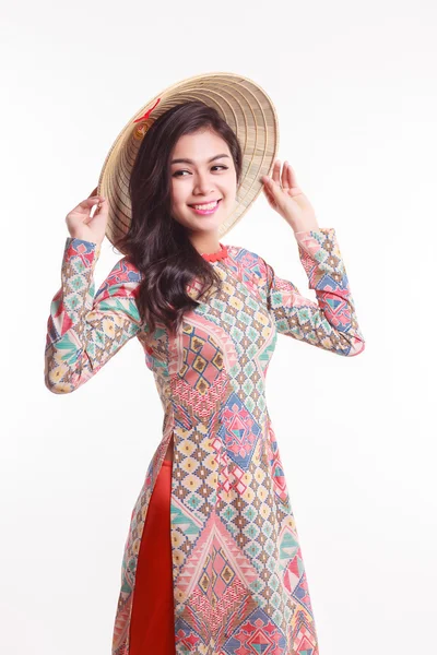 Güzel Vietnamca genç ve kadın ile gelenek modern ao dai palmiye yaprak koni şapka