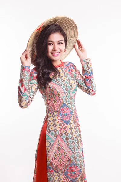Güzel Vietnamca genç ve kadın ile gelenek modern ao dai palmiye yaprak koni şapka