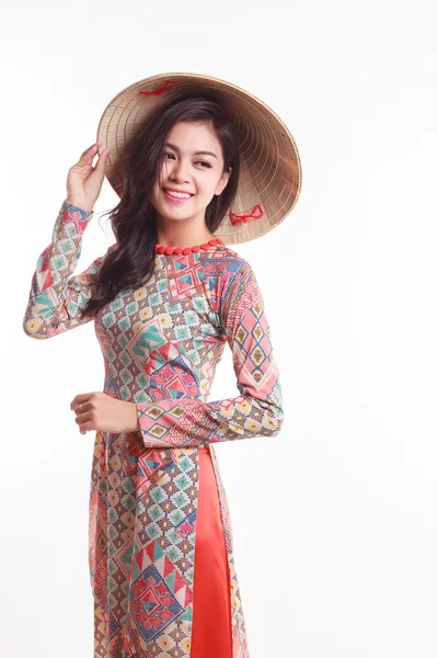 Güzel Vietnamca genç ve kadın ile gelenek modern ao dai palmiye yaprak koni şapka — Stok fotoğraf