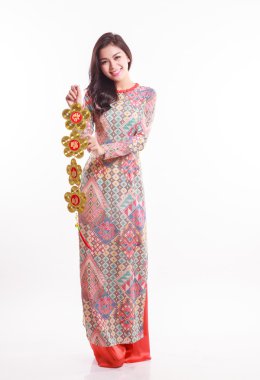 Güzel Vietnamca kadın giyiyor izlenim ao dai şanslı tutan nesne için dekore ay yeni yıl kutlamak