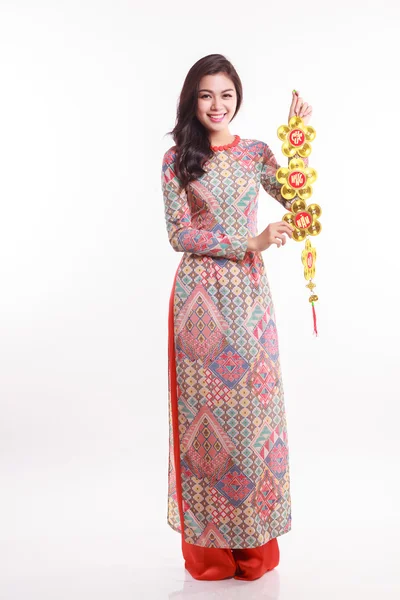 Mooie Vietnamese vrouw dragen indruk ao dai houden gelukkige versieren object voor vieren nieuwe maanjaar — Stockfoto