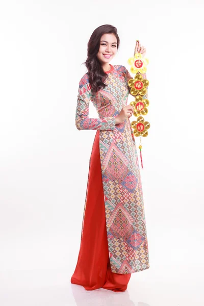 Güzel Vietnamca kadın giyiyor izlenim ao dai şanslı tutan nesne için dekore ay yeni yıl kutlamak