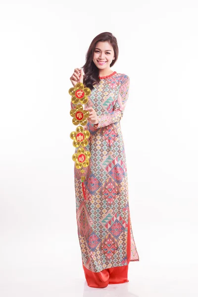 Hermosa mujer vietnamita con impresión ao dai celebración de la suerte decorar el objeto para celebrar el año nuevo lunar —  Fotos de Stock