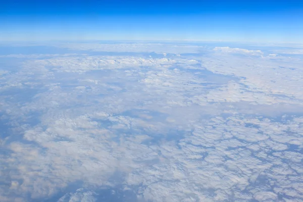 Céu azul e fundo nuvem branca da janela do avião — Fotografia de Stock