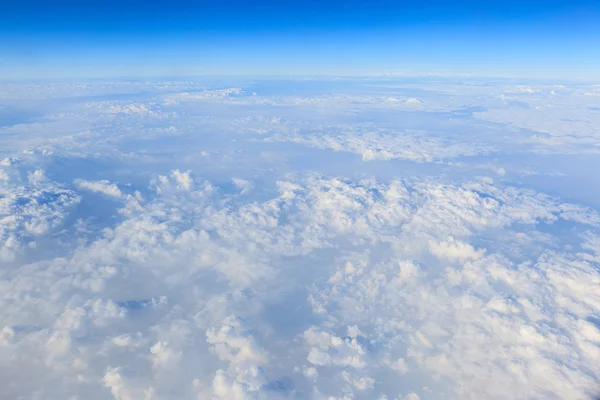 蓝色的天空和白色的云背景从飞机窗口 — 图库照片