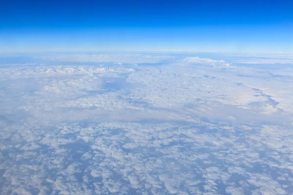 Ciel bleu et fond nuageux blanc depuis la fenêtre de l'avion — Photo