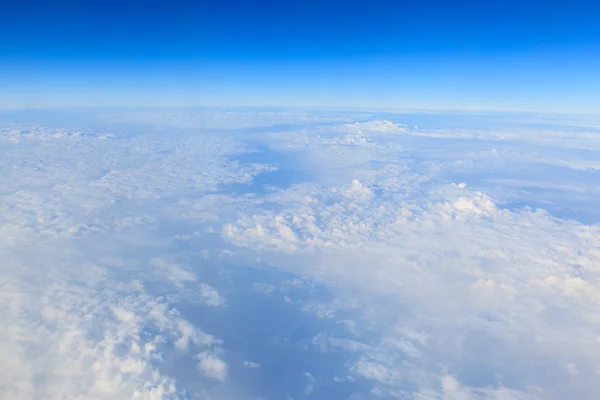 Céu azul e fundo nuvem branca da janela do avião — Fotografia de Stock