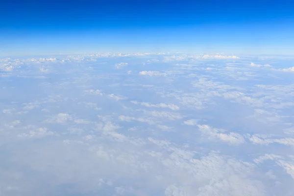 Céu azul e fundo nuvem branca da janela do avião — Fotografia de Stock