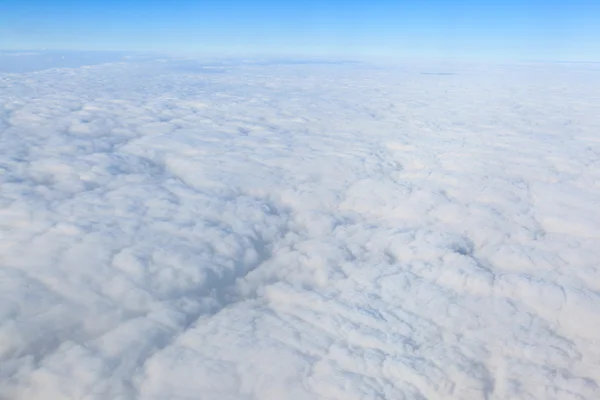 Ciel bleu et fond nuageux blanc depuis la fenêtre de l'avion — Photo