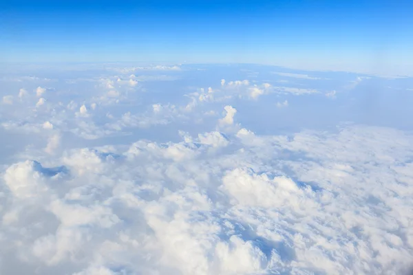 Céu azul e fundo nuvem branca da janela do avião — Fotografia de Stock