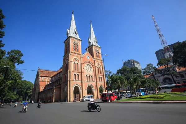 巴黎圣母院大教堂 (芽 Tho Duc Ba)，建于 1883 年在越南胡志明市. — 图库照片