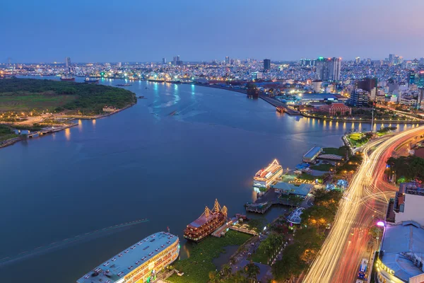 Flygfoto över Ho Chi Minh city vid floden på natten. — Stockfoto