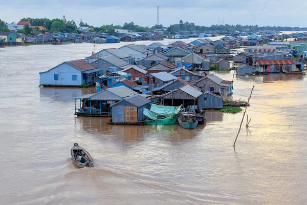 Pueblo flotante y venta de lancha a motor en el río Bassac en la ciudad de Chau Doc, Vietnam Imagen de stock
