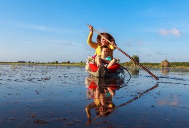 Anne ve oğlu Kien Tuong, Moc Hoa, Vietnam, bir teknede taşıma