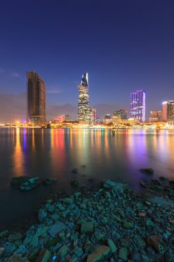 Ho Chi Minh Riverside renkli gece görünümü