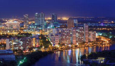 Phu My Hung Soka 7, Nam Sai Gon, Ho Chi Minh city gece görünümü ile birçok yeni binalar aross nehir kıyısına. Ho Chi Minh city Vietnam'en büyük şehridir.