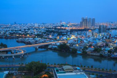 Saigon twinlight, Ho Chi Minh city havadan görünümü, yüksek, Nguyen Van Cu Köprüsü çevresindeki trafik görünümünden mavi saat