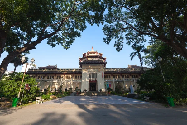Исторический музей Вьетнама расположен по адресу: 2 Nguyen Binh Khiem Street, Ben Nghe Ward, District 1, в Хошимине, Вьетнам . — стоковое фото