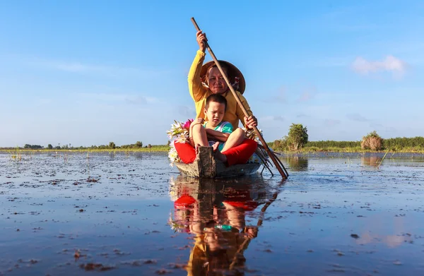 Mother and son moving on a boat at Kien Tuong, Moc Hoa, Vietnam — Stock Photo, Image