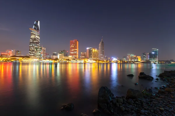 Ho Chi Minh Riverside kleurrijke nacht weergave — Stockfoto