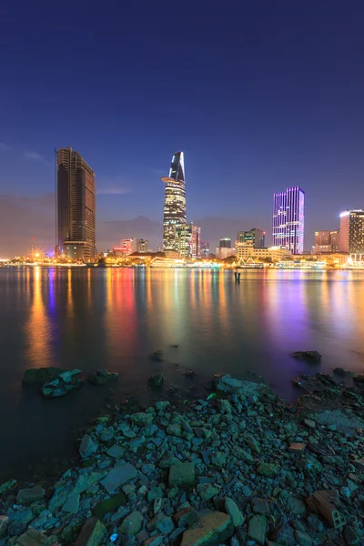 Ho Chi Minh Vista a la orilla del río vista nocturna colorida —  Fotos de Stock