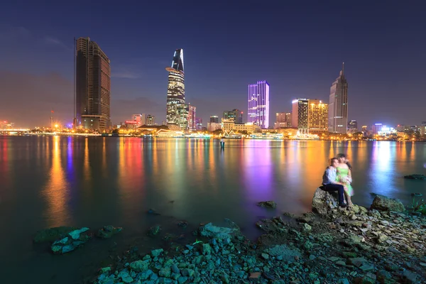 Ho Chi Minh Vista a la orilla del río vista nocturna colorida —  Fotos de Stock