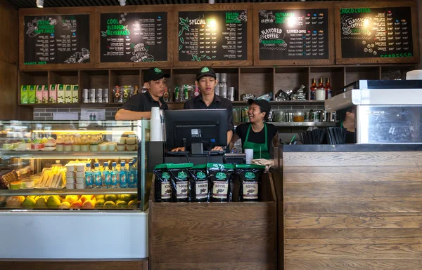 Phuc uzun kahve - Ho Chi Minh City, Vietnam şehir dükkanında çay iç. Gibi birçok Vietnamca insanlar Phuc uzun çay.