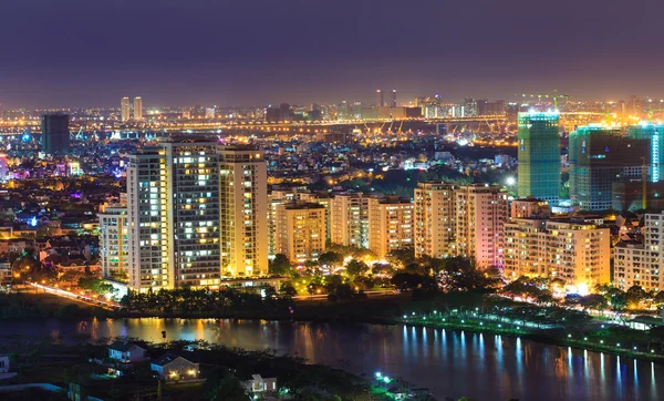 Phu My Hung Distric 7, Nam Sai Gon, Ho Chi Minh vista nocturna de la ciudad con muchos edificios nuevos aross la orilla del río —  Fotos de Stock