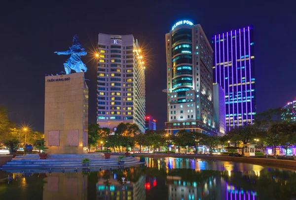 : Het me Linh-plein en gebouwen rond 's nachts in Hochiminh-stad, Vietnam. Hochiminh City is de grootste economische stad van Vietnam — Stockfoto