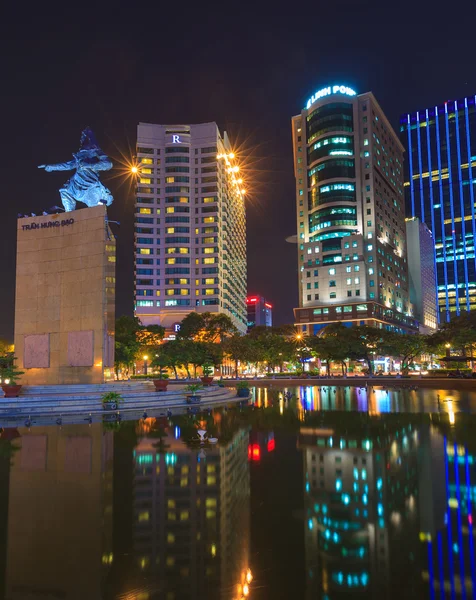: Het me Linh-plein en gebouwen rond 's nachts in Hochiminh-stad, Vietnam. Hochiminh City is de grootste economische stad van Vietnam — Stockfoto