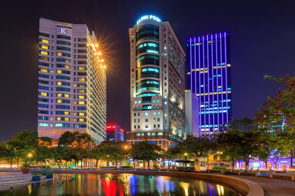 : La plaza Me linh y los edificios alrededor por la noche en la ciudad de Hochiminh, Vietnam. La ciudad de Hochiminh es la ciudad económica más grande de Vietnam —  Fotos de Stock