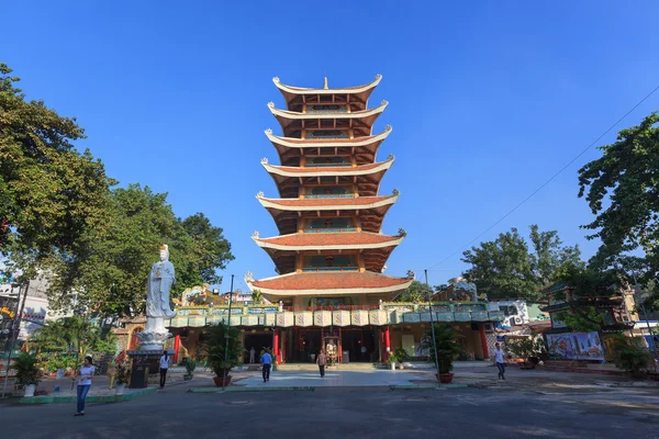 Vietnam National Pagoda (Vietnam Quoc Tu) ligger på district 10. Detta är en berömd pagod på Ho Chi Minh City. — Stockfoto