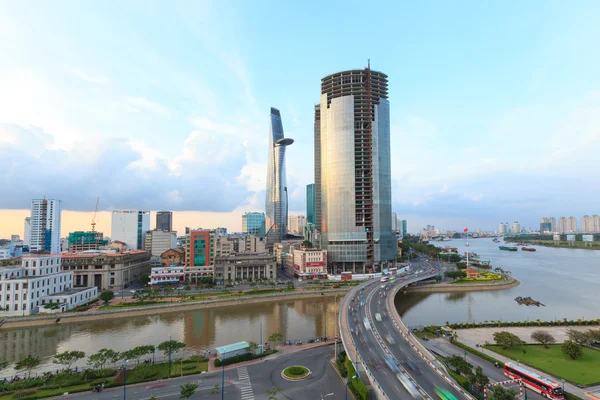 Buradan Saygon Nehri ve Ho Chi Minh City modern binalar ile Tau Hu kanal üzerinde şehrin finans merkezi
