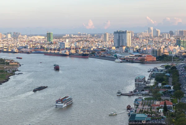 Luftutsikt over Ho Chi Minh-byen, elvebredden om kvelden . – stockfoto