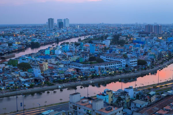 Saigón twinlight, Vista aérea de la ciudad de Ho Chi Minh a la vista de la noche desde lo alto, cerca del puente Nguyen Van Cu —  Fotos de Stock