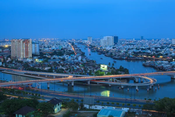 Saigon twinlight, vista aérea da cidade de Ho Chi Minh na vista azul da hora do alto, tráfego em torno da ponte de Nguyen Van Cu — Fotografia de Stock