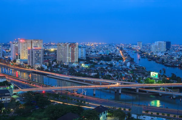 Saigon twinlight, Ho Chi Minh city havadan görünümü, yüksek, Nguyen Van Cu Köprüsü çevresindeki trafik görünümünden mavi saat