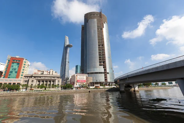 Centro de negocios rascacielos con vistas al río Saigón con torre bitexco, bancos, en la ciudad de Ho Chi Minh, Vietnam . —  Fotos de Stock