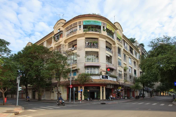 Old apartment at 158 Dong Khoi street, downtown, district 1, ancient architecture, place for travel include many shops, Art gallery, Chu Bar, Boutique — Stock Photo, Image